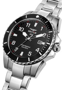 Sector 450 Uhr mit schwarzem Zifferblatt, silbernem Edelstahlgehäuse und -armband, leuchtenden Markierungen und einem Datumsfenster. Wasserdicht bis 100m.