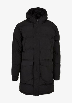 Czarna kurtka puchowa z kapturem, z zamkiem błyskawicznym, dwoma przednimi kieszeniami i teksturowanym wykończeniem materiału. Logo umieszczone na obszarze klatki piersiowej.