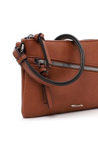 Borsa a pochette in pelle marrone con una texture liscia, dotata di un manico circolare nero e di una cerniera argentata. Logo sulla parte anteriore.