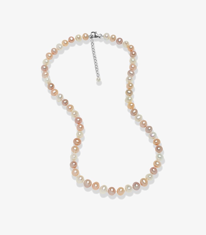 Pärlhalsband med växlande nyanser av persika, grädde och mjuk rosa pärlor. Har en silverlåsa och förlängningskedja för justerbarhet.