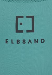 Tyrkysová elastická tkanina s čiernym textom "ELBSAND" a logom v strede. Hladký povrch a rebrovaný vzor blízko hornej hrany.