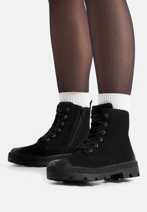 Czarne botki do kostki wykonane z zamszu, z teksturowaną gumową podeszwą, z przodem na sznurowadła i bocznym zamkiem dla łatwego dostępu.