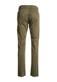 Pantalones de algodón en verde oliva con un diseño de pierna recta, que cuentan con dos bolsillos traseros y un pequeño parche de logo en el bolsillo derecho.