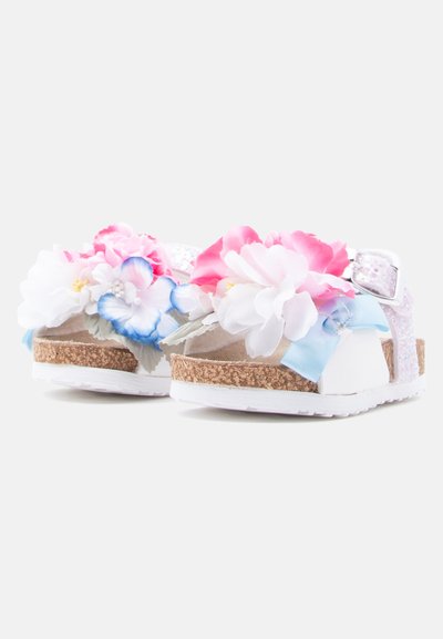 Άσπρα σανδάλια με ανθισμένες λεπτομέρειες σε ροζ, λευκό και μπλε, με σόλα από φελλό και μια λαμπερή λουρίδα με μεταλλική αγκράφα.