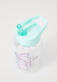 Transparente Plastik-Wasserflasche mit einem mintgrünen Deckel, der ein Cartoon-Design an der Seite und einen integrierten Strohhalm für einfaches Trinken bietet.