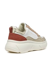 Sportskor med en vit och guld syntetisk ovandel, rosa mockadetaljer, en kraftig krämfärgad sula och texturerade ytdetaljer.