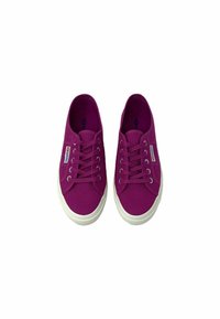 Sneakers in tela magenta con suole in gomma bianca. Caratterizzati da sei occhielli, lacci piatti e etichetta con logo sul lato. Superficie testurizzata per una migliore aderenza.