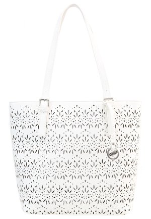 Sac cabas blanc avec motif floral découpé, deux bretelles avec boucles et un pendentif rond en argent de la marque Gabor accroché à une bretelle.