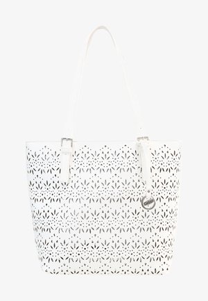 Sac cabas blanc avec motif floral découpé, deux bretelles avec boucles et un pendentif rond en argent de la marque Gabor accroché à une bretelle.