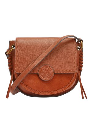 Sac bandoulière en cuir marron avec bords cousus, logo rond embossé sur le rabat avant et sangle d'épaule réglable avec quincaillerie dorée.