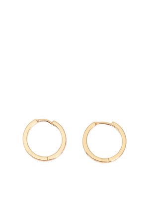 Dwie małe, cienkie złote kolczyki koła o gładkim, polerowanym wykończeniu na białym tle.