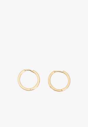 Dwie małe, cienkie złote kolczyki koła o gładkim, polerowanym wykończeniu na białym tle.