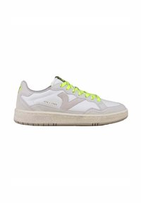 Sneakers in pelle bianca con accenti grigi, suola texturizzata e lacci di un vivace verde. Presentano il logo "VTR/1985" sul lato.