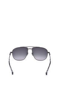 Lunettes de soleil aviateur à monture métallique avec verres dégradés foncés et plaquettes de nez ajustables, présentées sur fond blanc.