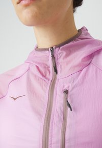 HOKA SKYFLOW JACKET - Vindjakke - pink twilight