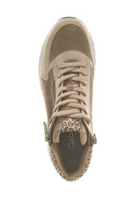 Beige en bruine sneaker met veters, luipaardprintaccenten op de tong en kraag, en een zijrits, gezien van bovenaf.