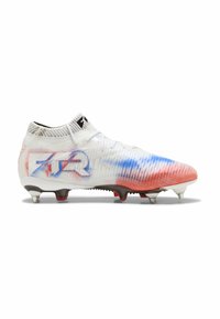 Weiße Fußballschuhe mit roten und blauen Farbverlauf-Akzenten, strukturiertem Obermaterial, schwarzem Logo und fünf silbernen Studs an der Sohle.
