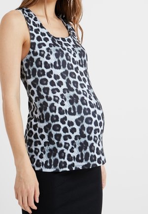 Vrouw draagt een mouwloze, grijs-zwarte leopardprint nauwsluitende top en een zwarte rok, getoond van nek tot heupen.