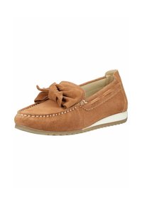 Hnedý semišový mokasín s bielym prešitím, veľkou mašľou na vrchu a béžovou gumovou podrážkou, naklonený doprava na bielom pozadí.