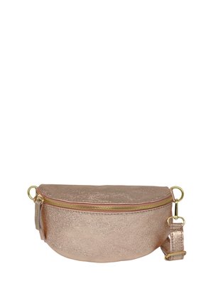 Petite sac banane métallique couleur or rose avec fermeture éclair dorée, sangle réglable et attaches en anneau sur fond blanc.