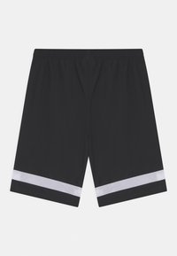 Shorts negros hechos de tela ligera. Incluyen una amplia cinturilla elástica y un detalle de malla blanca en el dobladillo para un toque adicional.