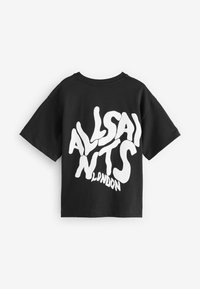 Černé bavlněné tričko s oversize střihem, s výrazným bílým zkresleným textem "ALLSAINTS LONDON" na zadní straně, kulatým výstřihem a krátkým rukávem.