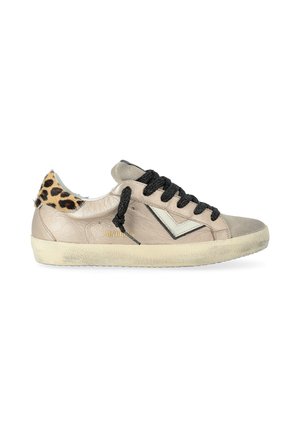 Sneaker in pelle beige metallica con lacci neri e dettagli bianchi. Dettaglio in stampa leopardata sul tallone. Suola in gomma usurata con texture.