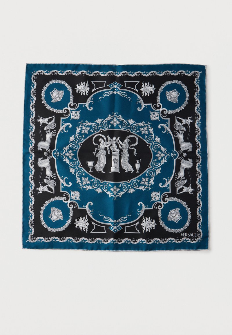 Μεταξωτό φουλάρι με τιρκουάζ και μαύρο φόντο, που απεικονίζει λευκές κλασικές μορφές, ανθικά μοτίβα στα περιθώρια, άρματα και κεφάλια της Μέδουσας σε γωνιακά στεφάνια.