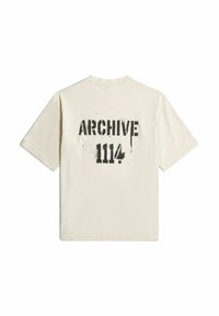 Lichtbeige katoenen t-shirt met een zwarte grafische print op de achterkant, met "ARCHIVE 1114" in een versleten effect. Korte mouwen.