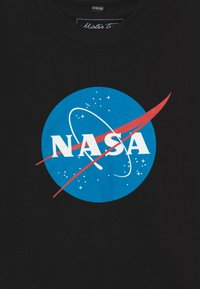 Mister Tee KIDS NASA INSIGNIA TEE - Apdrukāts T-krekls - black