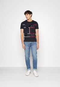 Tommy Hilfiger LARGE FLAG TEE - T-shirt estampada - desert sky