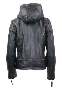 Giacca in pelle nera con cappuccio, caratterizzata da cuciture bianche a contrasto, cuciture strutturate e cerniere sui polsini. Vista posteriore.