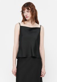 Svart satin cami med kvadratisk halsutskjæring og tynne skulderstropper. Myk tekstur, flytende design og en avslappet passform.