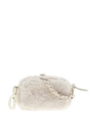 Piccola borsa rettangolare di colore crema in pelliccia sintetica, con tracolla intrecciata e dettaglio della cerniera laterale.