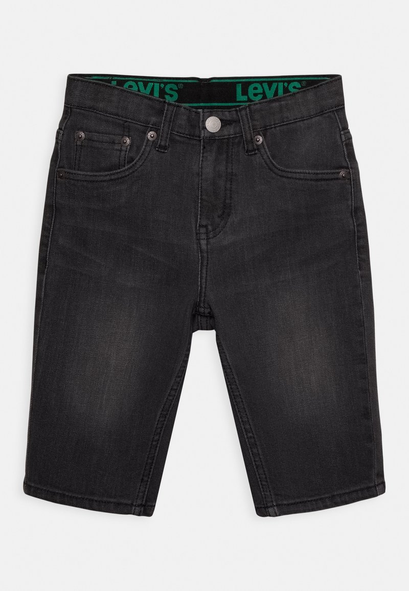 Shorts de mezclilla negra con un diseño clásico de cinco bolsillos, que cuentan con una cremallera, botón de metal y una cintura verde de Levi's. Textura suave.