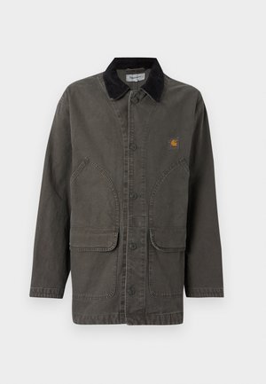 Veste grise boutonnée avec deux grandes poches devant, tissu texturé et col noir contrastant. Comprend un petit écusson logo sur la poitrine.