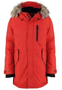 Parka isolée rouge avec une capuche en fausse fourrure, poche zippée noire sur la poitrine, poches latérales et poignets élastiques pour chaleur et confort.