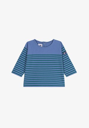Blaues Langarmshirt für Kleinkinder mit grünen horizontalen Streifen, Rundhalsausschnitt, seitlichem Aufnäher am Ärmel und Druckknopf am hinteren Kragen.