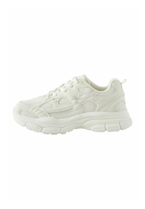 Sneaker sportiva bianca con pannelli in mesh e suede, suola spessa imbottita, chiusura con lacci e collarino imbottito alla caviglia, vista laterale.