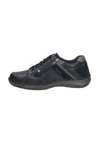 Zapatilla de cuero negra con un acabado suave, que presenta cierre con cordones, cremallera lateral y diseño perforado en los laterales. Suela de goma.
