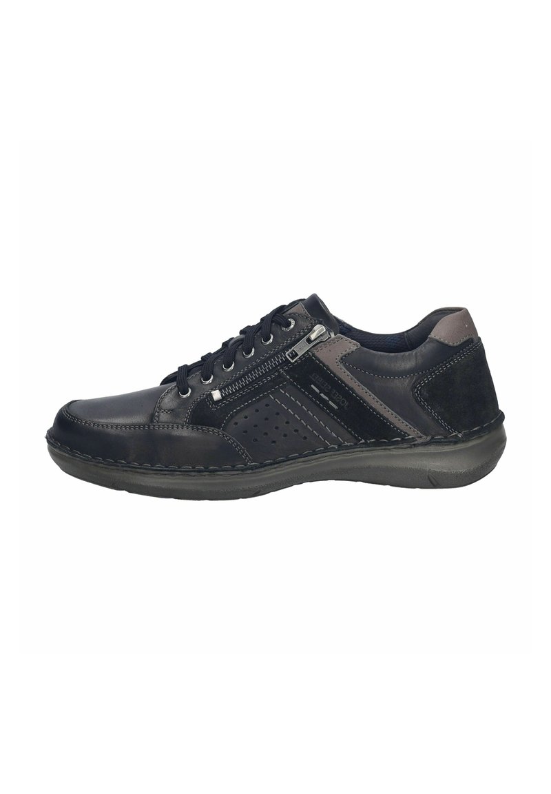 Zapatilla de cuero negra con un acabado suave, que presenta cierre con cordones, cremallera lateral y diseño perforado en los laterales. Suela de goma.