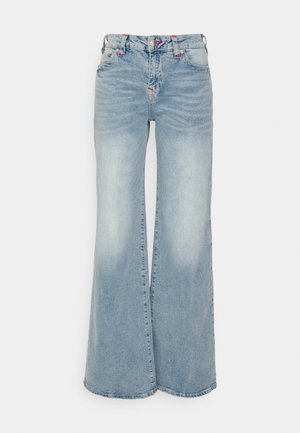 Jeans a palazzo in denim blu chiaro con vita alta, caratterizzati da un leggero sbiadimento, cinque tasche e rifiniture in cucitura rossa a contrasto.