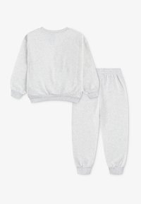 Grå sweatshirt og matchende joggingbukser lavet af blødt stof. Sweatshirten har ribkantsmanchetter og -kant, mens bukserne har elastisk taljebånd.