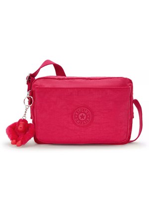 Borsa a spalla rosa con tessuto testurizzato, chiusura con zip e un portachiavi a scimmia peloso attaccato. Presenta un logo circolare Kipling sulla parte anteriore.