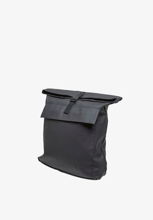 Sac à dos noir à rabat, fabriqué en tissu durable. Il dispose d'un rabat pliable avec un système de fermeture par sangle et d'un design épuré et sans couture.