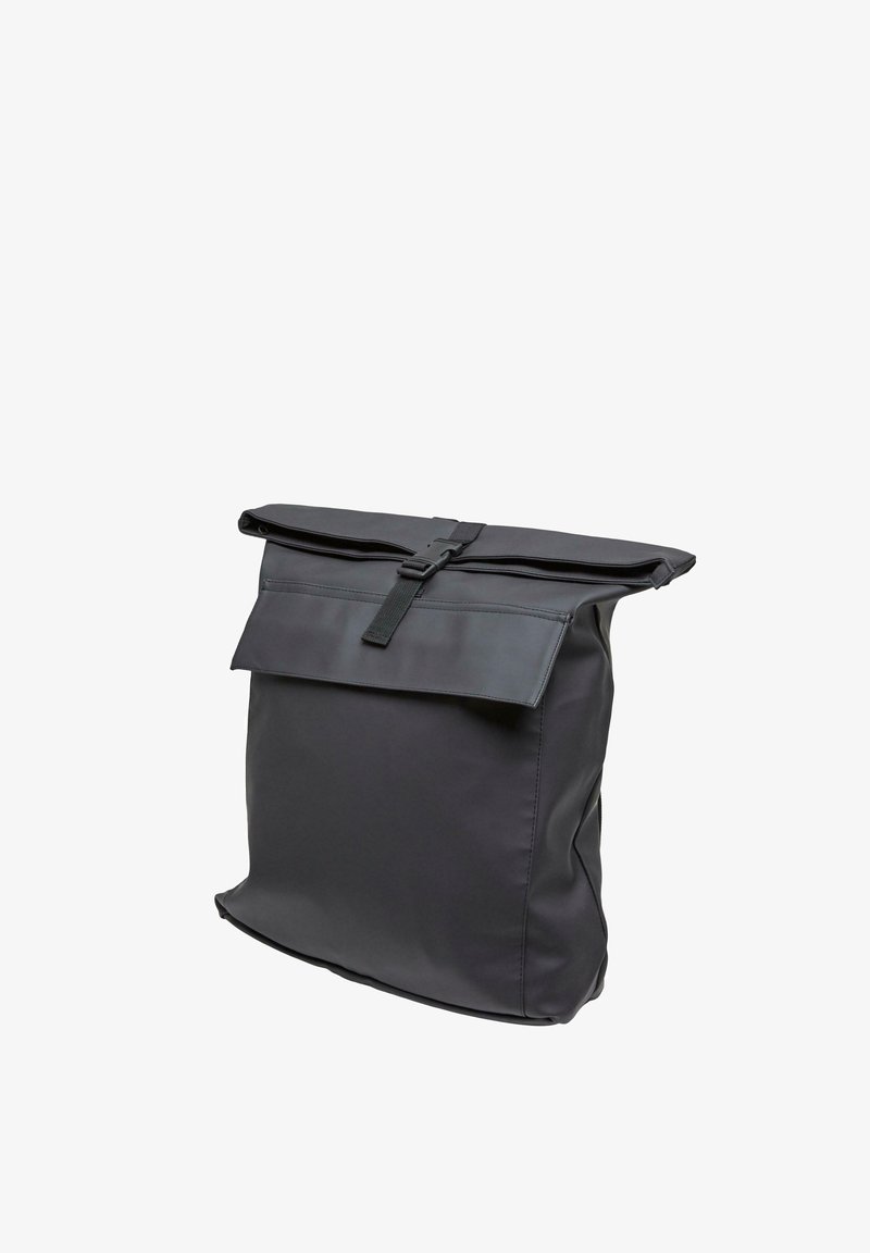 Čierny ruksak s roll-top uzáverom vyrobený z odolnej tkaniny. Obsahuje sklápací chlopňu s uzáverom na pracku a bezšvový, čistý dizajn.