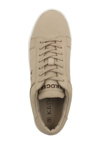 Sneaker beige con tomaia in pelle liscia, punta rotonda, lacci piatti, logo embossato sulla linguetta e suola in gomma bianca.