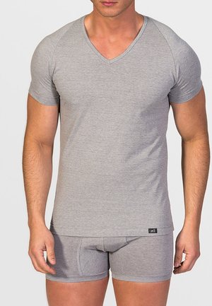 Camiseta de algodón gris con cuello en V y mangas cortas, combinada con calzoncillos boxers ajustados grises. Textura suave, diseño minimalista y un sutil detalle de marca.