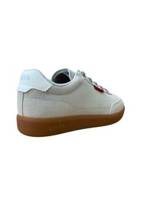 Zapatilla de Levi's en gris y blanco con parte superior de ante, suela de goma y taco marrón. Presenta cordones y un pequeño logotipo rojo en el lateral.