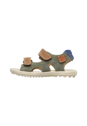 Sandalo per bambino verde e marrone con due cinturini in Velcro e suola bianca, con una toppa blu sul tallone e ritagli laterali aperti.